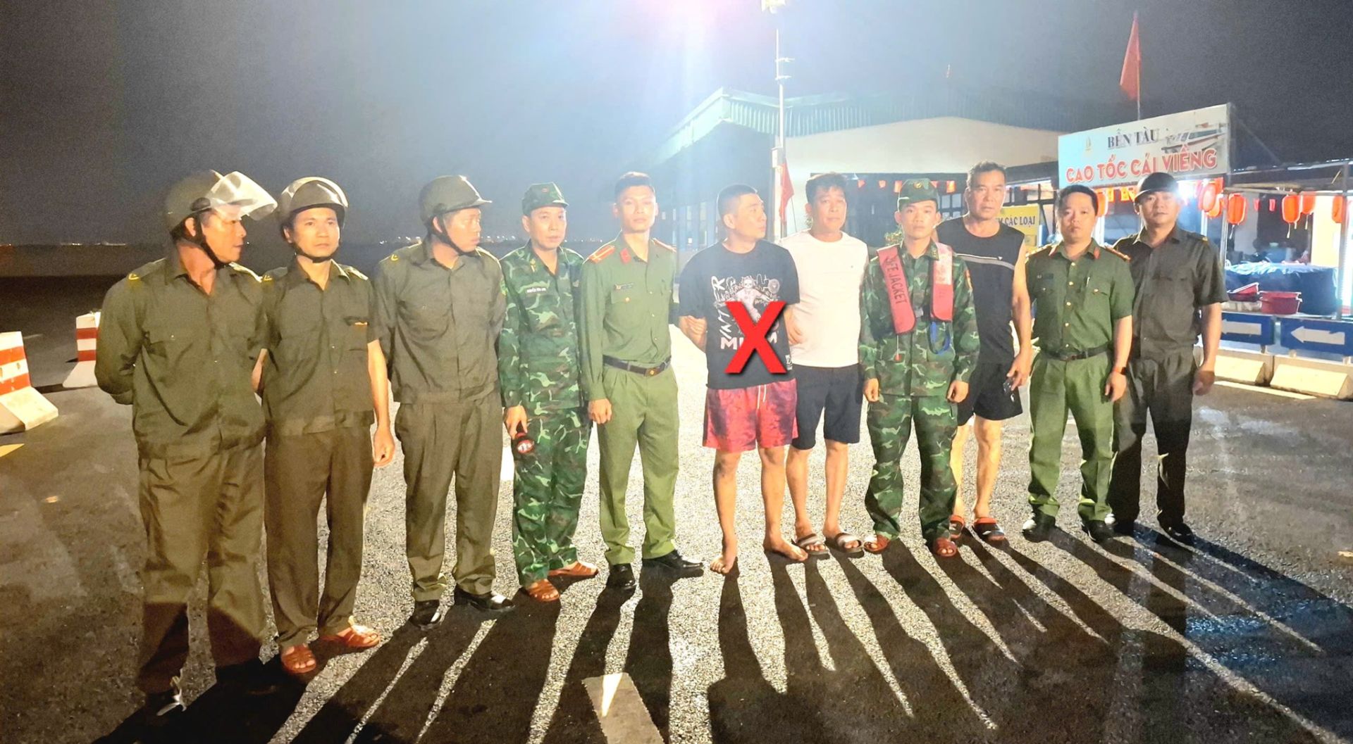 Các lực lượng bắt giữ đối tượng Trần Văn Huy (x). Các lực lượng bắt giữ đối tượng Trần Văn Huy (x).