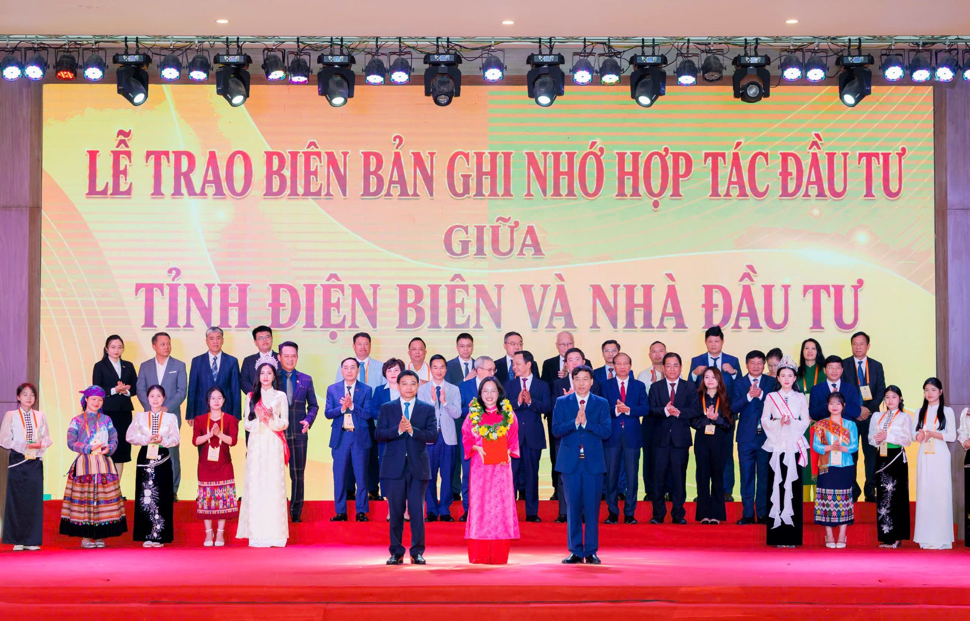 Đại diện C&ocirc;ng ty Cổ phần Năng lượng VinEnergo nhận bi&ecirc;n bản ghi nhớ hợp t&aacute;c đầu tư tại Hội nghị X&uacute;c tiến Đầu tư tỉnh Điện Bi&ecirc;n năm 2026