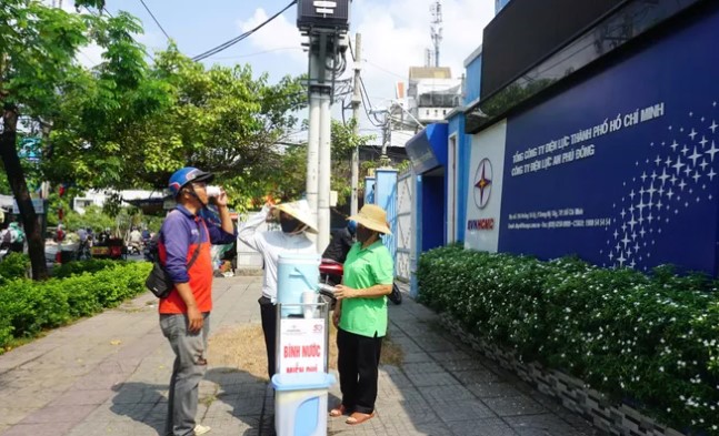 B&igrave;nh nước miễn ph&iacute; đặt trước trụ sở C&ocirc;ng ty Điện lực An Ph&uacute; Đ&ocirc;ng