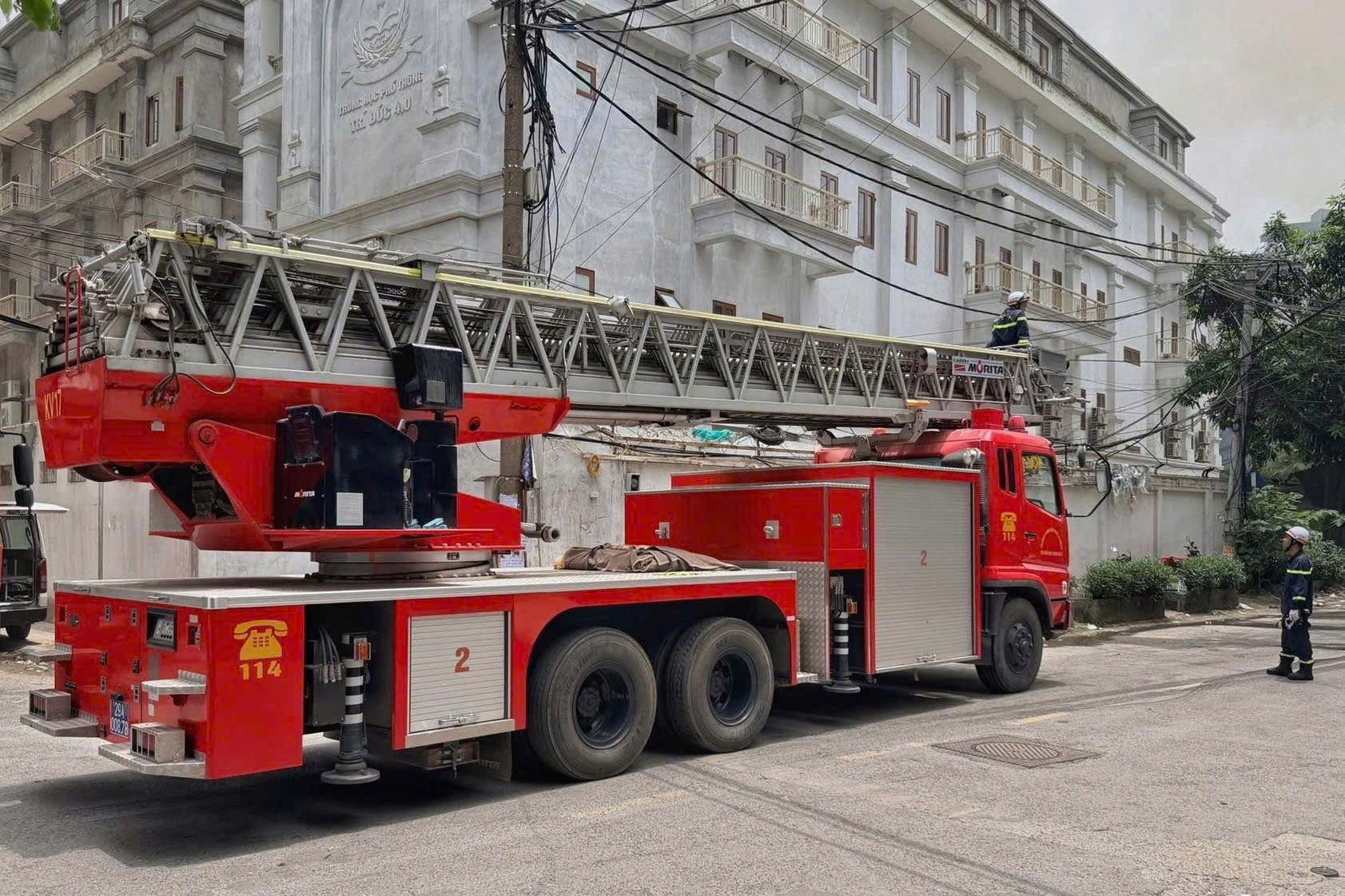 Xe thang chuyên dụng được điều động tới hiện trường phục vụ công tác chữa cháy và cứu nạn cứu hộ tại quán karaoke Volume Club. Xe thang chuyên dụng được điều động tới hiện trường phục vụ công tác chữa cháy và cứu nạn cứu hộ tại quán karaoke Volume Club.