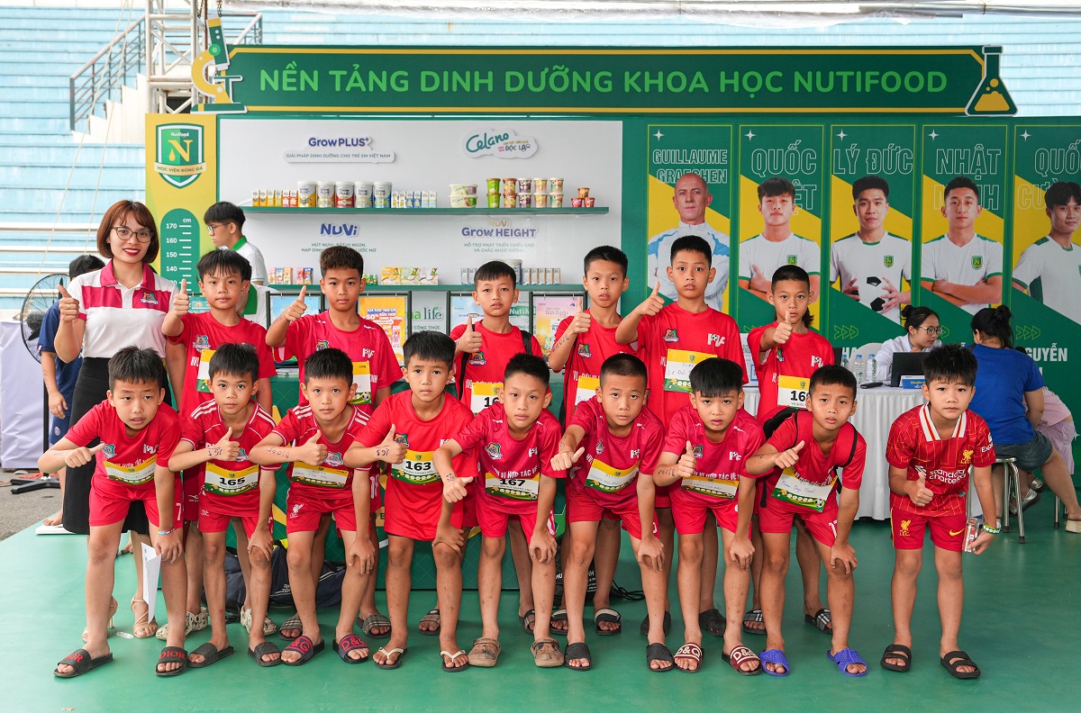 C&aacute;c cầu thủ nh&iacute; tranh thủ check-in khu vực Học viện dinh dưỡng