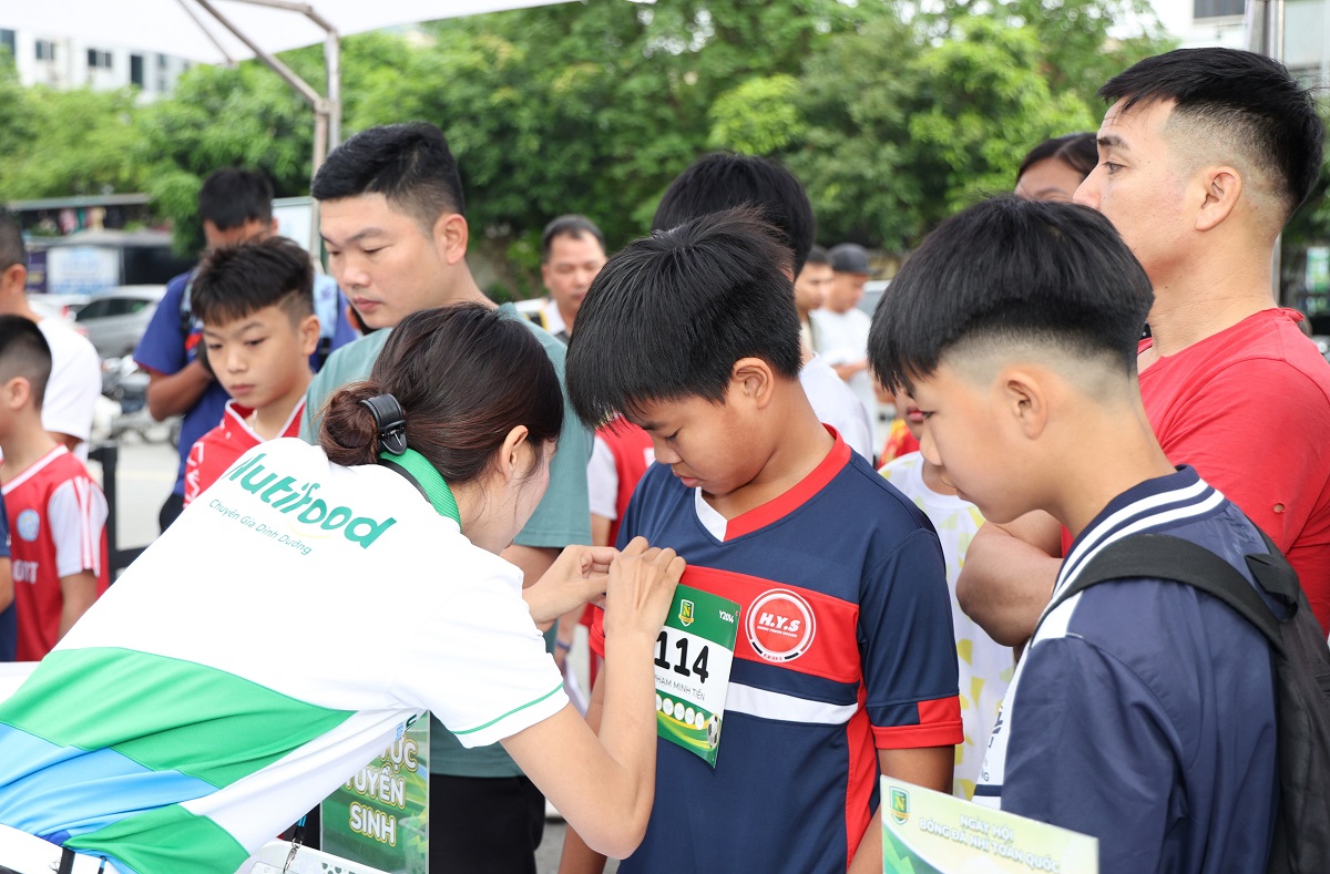 C&aacute;c th&iacute; sinh nh&iacute; được gắn bib tại khu vực đăng k&yacute; tuyển sinh