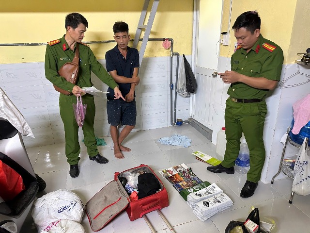 C&ocirc;ng an tỉnh Quảng Trị phối hợp với c&aacute;c lực lượng chức năng triệt ph&aacute; đường d&acirc;y sản xuất c&agrave; ph&ecirc; giả quy m&ocirc; lớn.