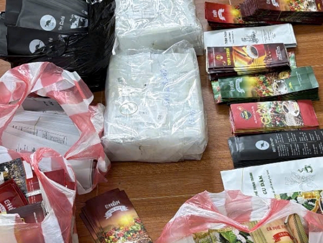 Thu giữ h&agrave;ng ngh&igrave;n bao b&igrave;, m&aacute;y m&oacute;c trong vụ sản xuất c&agrave; ph&ecirc; giả.