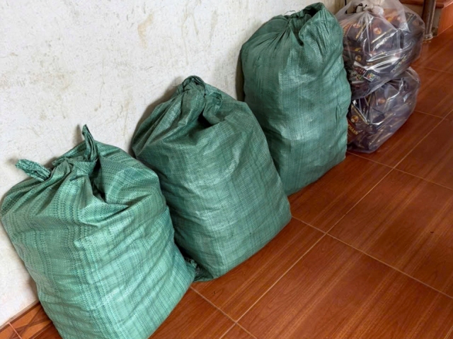 C&ocirc;ng an Quảng Trị ph&aacute;t hiện gần 600kg nguy&ecirc;n liệu nghi l&agrave;m c&agrave; ph&ecirc; giả.