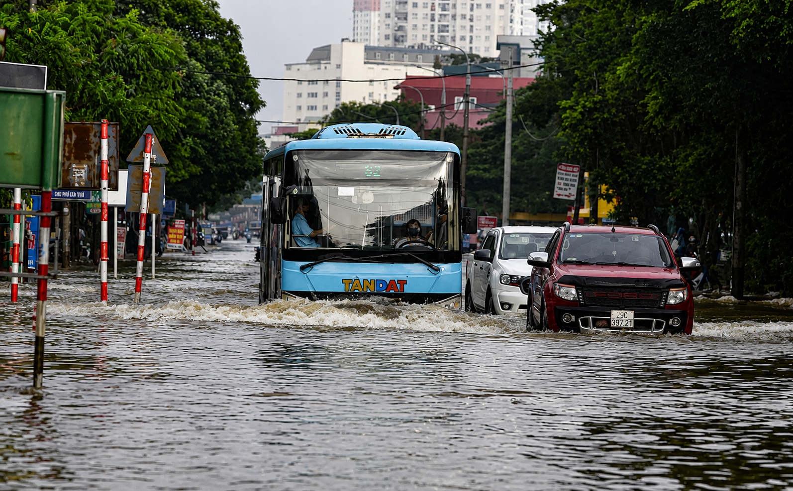 H&agrave; Nội sẵn s&agrave;ng ứng trực 100% qu&acirc;n số chống ngập m&ugrave;a mưa 2026.
