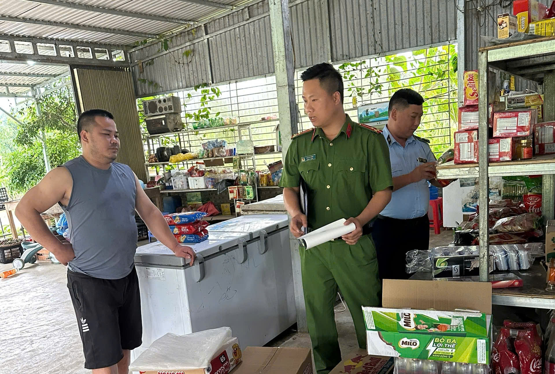 C&ocirc;ng an x&atilde; Bản Lầu tăng cường kiểm tra, ph&aacute;t hiện, xử l&yacute; vi phạm quy định về an to&agrave;n thực phẩm