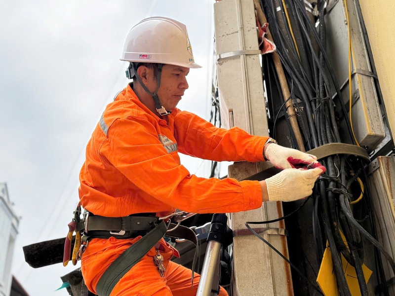 C&aacute;c đơn vị điện lực bố tr&iacute; lực lượng ứng trực, bảo đảm cung cấp điện trong thời gian diễn ra c&aacute;c kỳ thi.