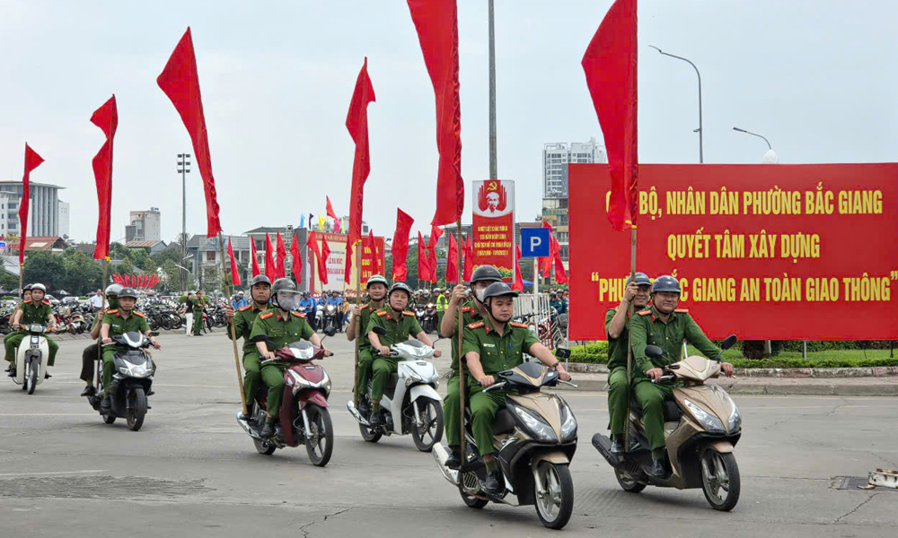 Lực lượng chức năng tham gia diễu hành trên nhiều tuyến đường sau lễ ra mắt mô hình Lực lượng chức năng tham gia diễu hành trên nhiều tuyến đường sau lễ ra mắt mô hình