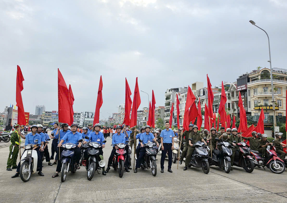 Khoảng 200 chiến sĩ lực lượng vũ trang, lực lượng bảo vệ an ninh, trật tự ở cơ sở, đoàn viên thanh niên tham gia diễu hành sau lễ ra mắt mô hình Khoảng 200 chiến sĩ lực lượng vũ trang, lực lượng bảo vệ an ninh, trật tự ở cơ sở, đoàn viên thanh niên tham gia diễu hành sau lễ ra mắt mô hình