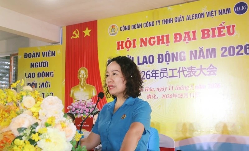 Đồng ch&iacute; Trịnh Thị Hoa, Ph&oacute; Chủ tịch LĐLĐ tỉnh, Trưởng Ban C&ocirc;ng t&aacute;c c&ocirc;ng đo&agrave;n ph&aacute;t biểu tại hội nghị.