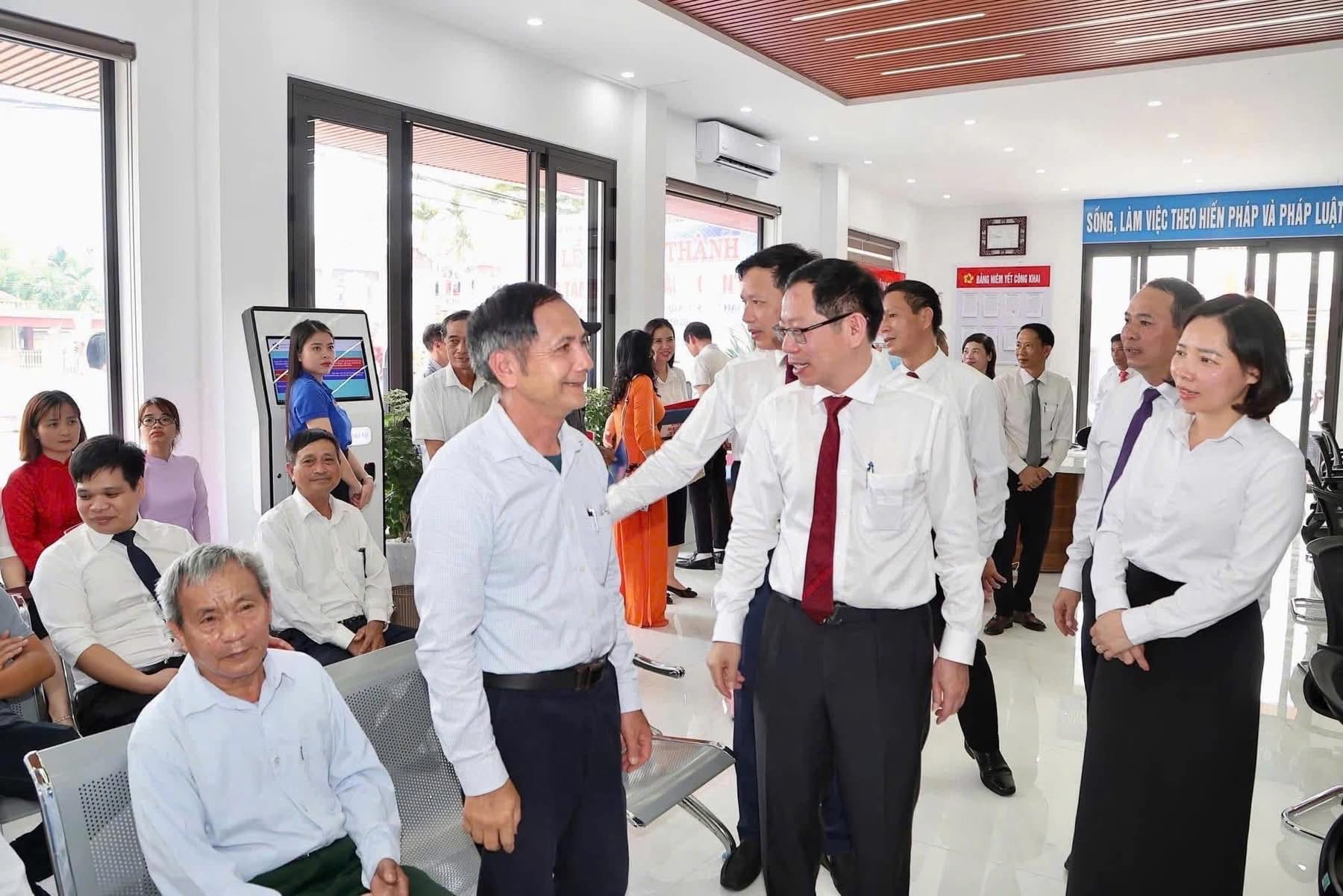 Ph&oacute; Chủ tịch UBND th&agrave;nh phố Vũ Tiến Phụng thăm Trung t&acirc;m Phục vụ h&agrave;nh ch&iacute;nh c&ocirc;ng x&atilde; Quyết Thắng.