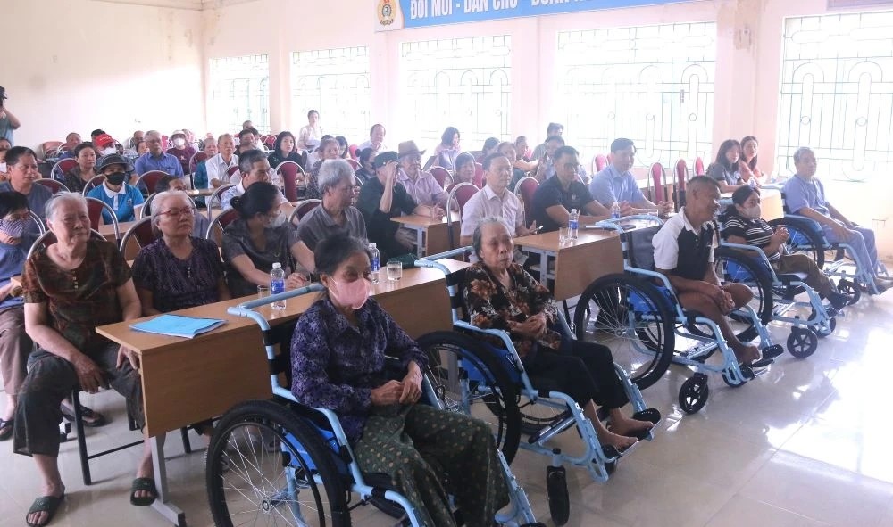 Tổ chức Giving It Back To Kids (Hoa Kỳ) trao tặng hơn 500 xe lăn cho người khuyết tật tại Thanh Hóa