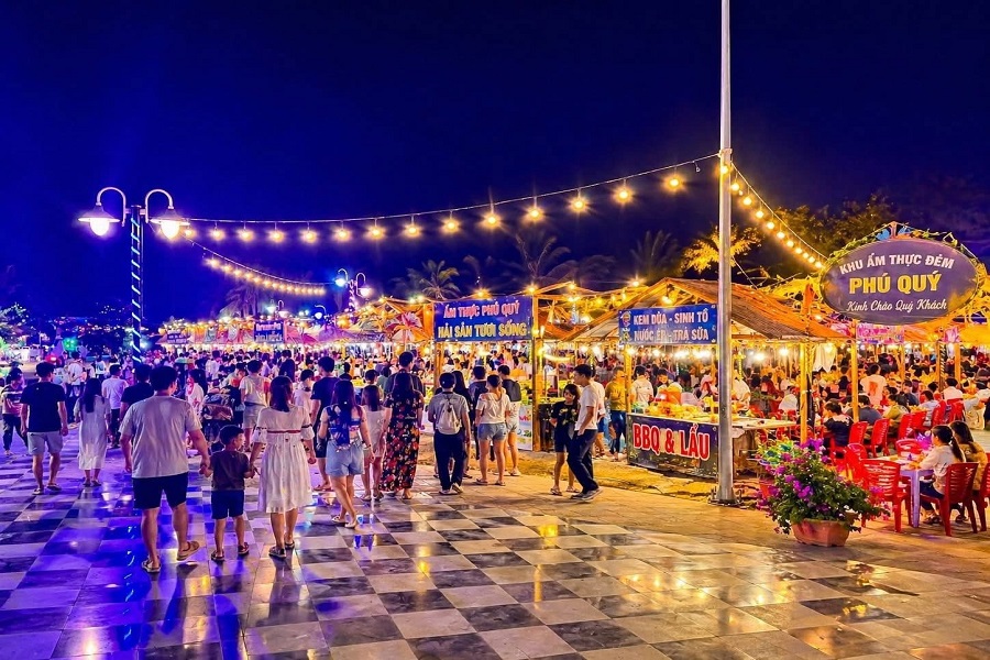 Khu ẩm thực đ&ecirc;m lần đầu ti&ecirc;n được tổ chức ở Ph&uacute; Qu&yacute; đ&atilde; g&oacute;p phần l&agrave;m đa dạng sản phẩm