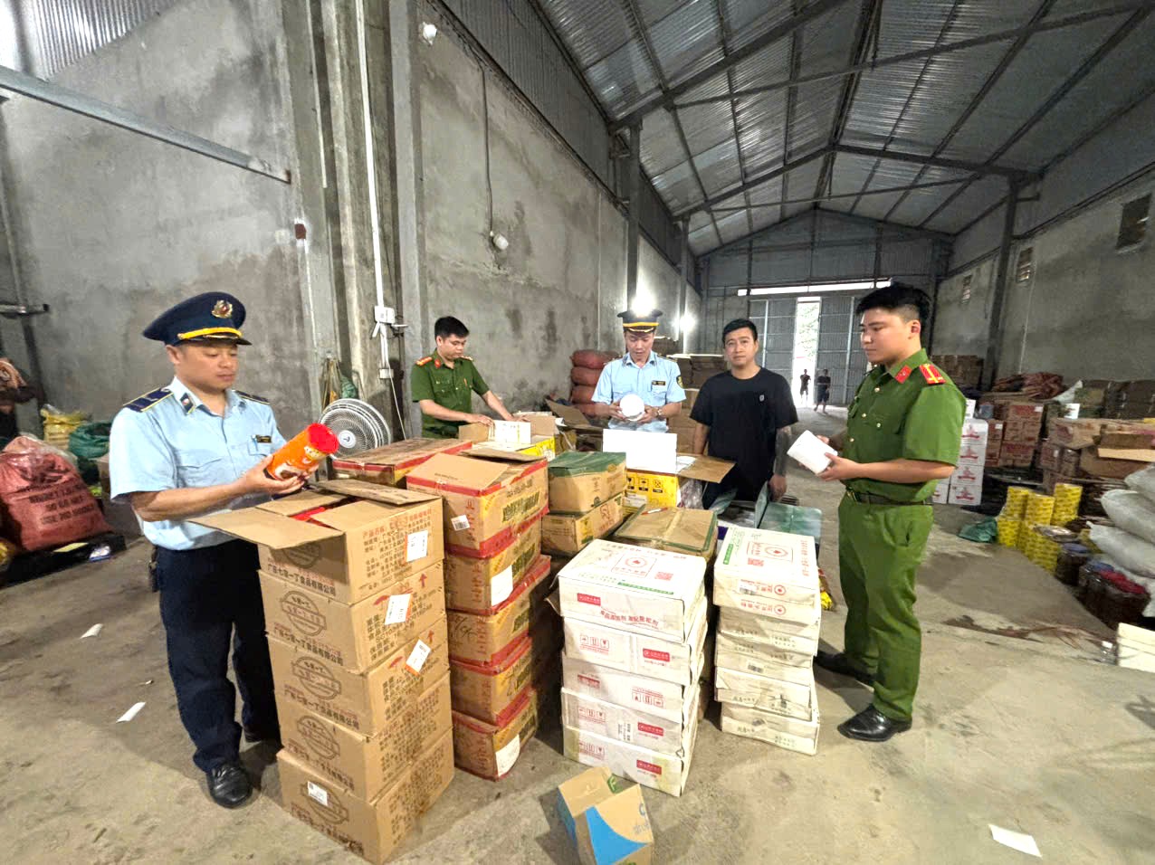 Lực lượng Quản l&yacute; thị trường Lạng Sơn phối hợp kiểm tra l&ocirc; h&agrave;ng h&oacute;a vi phạm