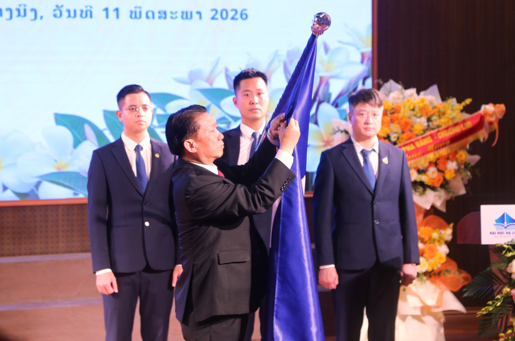 &Ocirc;ng Bun Lươm Mạ Ni V&ocirc;ng, Ủy vi&ecirc;n Ban Chấp h&agrave;nh Trung ương Đảng Nh&acirc;n d&acirc;n C&aacute;ch mạng L&agrave;o, B&iacute; thư Tỉnh ủy, Chủ tịch Hội đồng nh&acirc;n d&acirc;n, Trưởng đo&agrave;n đại biểu Quốc hội tỉnh Lu&ocirc;ng Pha Băng, trao Huy chương Lao động của Nh&agrave; nước CHDCND L&agrave;o cho Trường Đại học Hạ Long