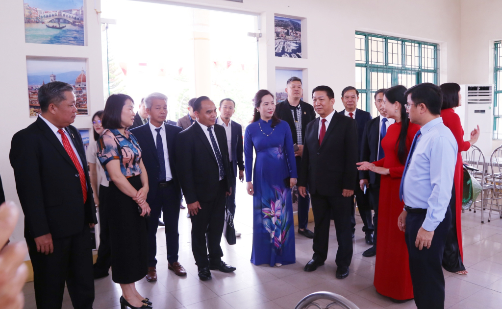 C&aacute;c đại biểu tham quan, t&igrave;m hiểu hạ tầng cơ sở vật chất của Trường Đại học Hạ Long
