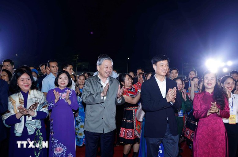 Tổng B&iacute; thư T&ocirc; L&acirc;m dự Ng&agrave;y hội Đại đo&agrave;n kết to&agrave;n d&acirc;n tộc tại phường Thượng C&aacute;t, th&agrave;nh phố H&agrave; Nội (th&aacute;ng 11/2025). Ảnh: TTXVN