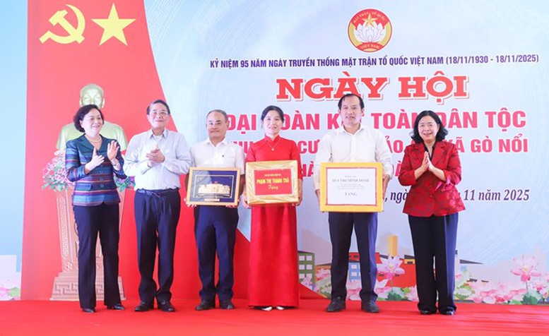 Chủ tịch Ủy ban Trung ương MTTQ Việt Nam B&ugrave;i Thị Minh Ho&agrave;i tặng qu&agrave; cho x&atilde; G&ograve; Nổi, th&agrave;nh phố Đ&agrave; Nẵng tại Ng&agrave;y hội đại đo&agrave;n kết to&agrave;n d&acirc;n tộc ng&agrave;y 18/11/2025