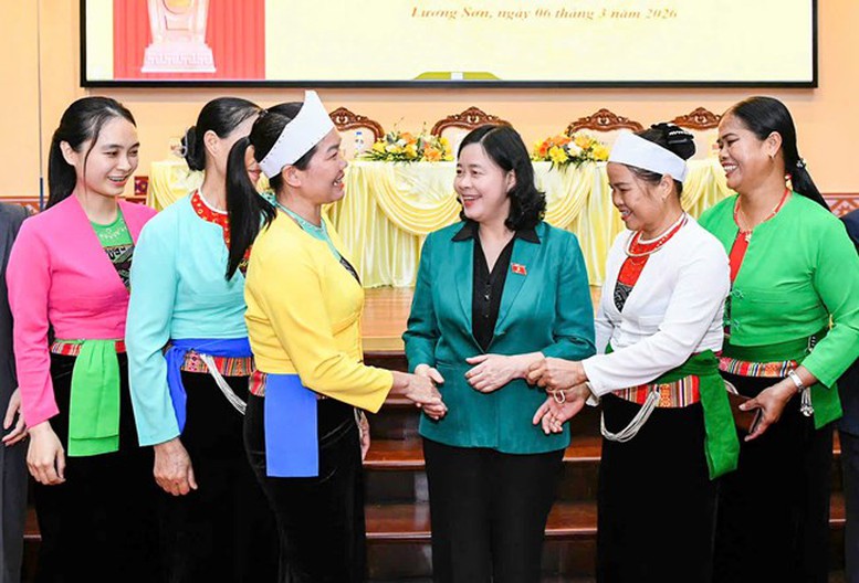 Ủy vi&ecirc;n Bộ Ch&iacute;nh trị, B&iacute; thư Trung ương Đảng, B&iacute; thư Đảng ủy MTTQ, c&aacute;c đo&agrave;n thể Trung ương, Chủ tịch Ủy ban Trung ương MTTQ Việt Nam B&ugrave;i Thị Minh Ho&agrave;i c&ugrave;ng với cử tri tham dự Hội nghị tiếp x&uacute;c cử tri