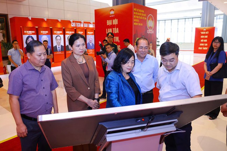 Chủ tịch Ủy ban Trung ương MTTQ B&ugrave;i Thị Minh Ho&agrave;i c&ugrave;ng c&aacute;c đồng ch&iacute; trong Ban Thường trực trải nghiệm Kh&ocirc;ng gian "Mặt trận số" trước thềm Đại hội đại biểu to&agrave;n quốc MTTQ Việt Nam lần thứ XI, nhiệm kỳ 2026-2031