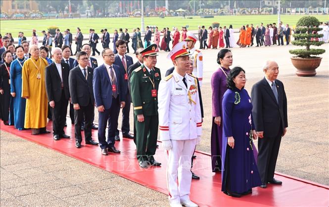 Đo&agrave;n đại biểu dự Đại hội to&agrave;n quốc MTTQ Việt Nam lần thứ XI v&agrave;o Lăng viếng Chủ tịch Hồ Ch&iacute; Minh. Ảnh: Minh Đức/TTXVN