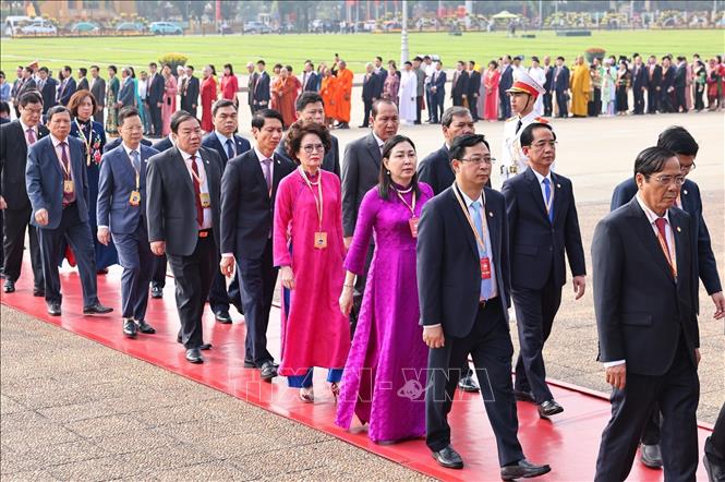 Đo&agrave;n đại biểu dự Đại hội to&agrave;n quốc MTTQ Việt Nam lần thứ XI v&agrave;o Lăng viếng Chủ tịch Hồ Ch&iacute; Minh. Ảnh: Minh Đức/TTXVN