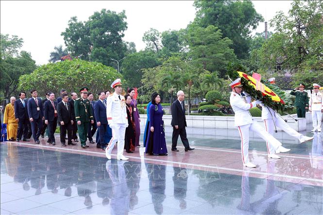 Đo&agrave;n đại biểu dự Đại hội đại biểu to&agrave;n quốc Mặt trận Tổ quốc Việt Nam đặt hoa tại Đ&agrave;i tưởng niệm Bắc Sơn. Ảnh: An Đăng/TTXVN
