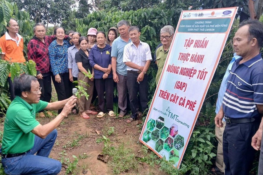 Người d&acirc;n x&atilde; Quảng Sơn tham gia buổi Tập huấn thực h&agrave;nh n&ocirc;ng nghiệp tốt (GAP) tr&ecirc;n c&acirc;y c&agrave; ph&ecirc;