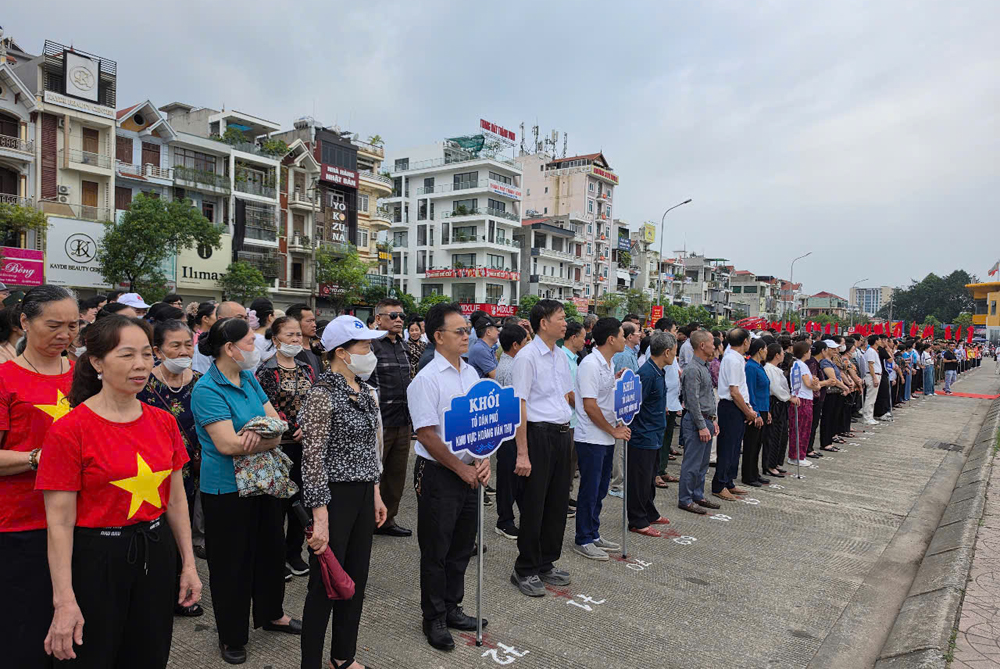 Cán bộ, học sinh, lực lượng vũ trang và Nhân dân tham gia lễ ra mắt mô hình “Phường Bắc Giang an toàn giao thông”. Cán bộ, học sinh, lực lượng vũ trang và Nhân dân tham gia lễ ra mắt mô hình “Phường Bắc Giang an toàn giao thông”.
