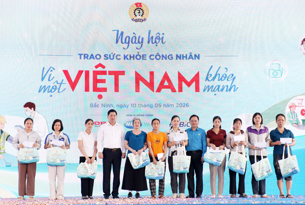 C&aacute;c đồng ch&iacute;: Nguyễn Anh Tuấn, Nguyễn Hồng Th&aacute;i tặng qu&agrave; c&ocirc;ng nh&acirc;n ho&agrave;n cảnh kh&oacute; khăn.