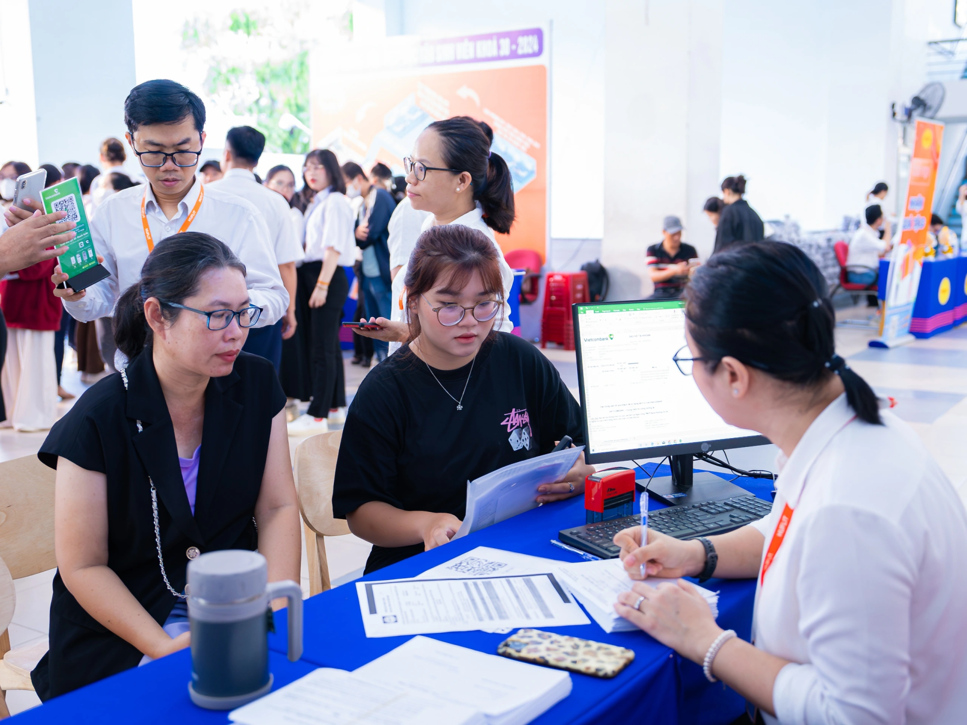 Th&iacute; sinh t&igrave;m hiểu th&ocirc;ng tin tại trường ĐH Ngoại ngữ - Tin học TP. HCM