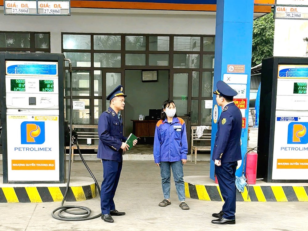 Lực lượng chức năng tỉnh Ph&uacute; Thọ kiểm tra hoạt động kinh doanh xăng dầu tr&ecirc;n địa b&agrave;n. Ảnh: BVH