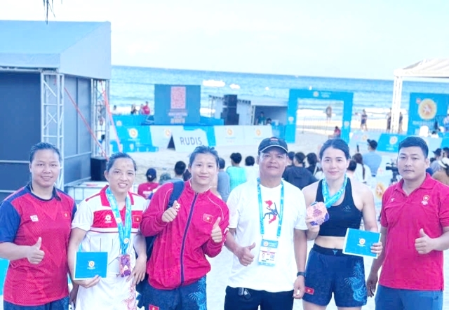 Kim Oanh (&aacute;o trắng), Mỹ Hạnh (&aacute;o đen) đ&oacute;ng g&oacute;p 2 Huy chương Đồng cho vật Việt Nam. Ảnh: Đinh Ki&ecirc;n
