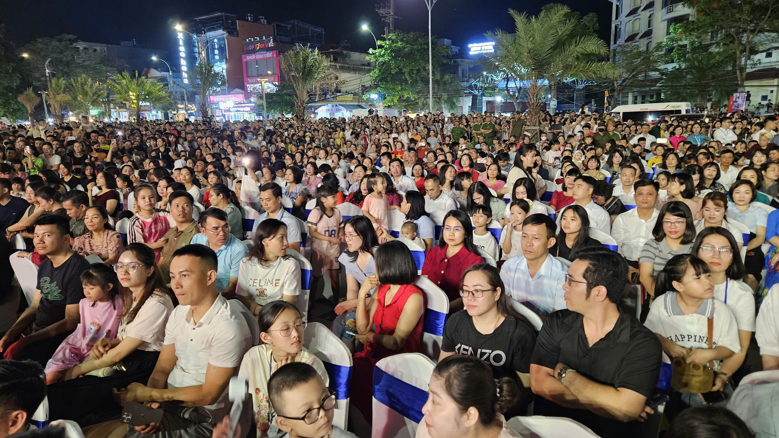 Đ&ocirc;ng đảo đại biểu, Nh&acirc;n d&acirc;n v&agrave; du kh&aacute;ch thưởng thức chương tr&igrave;nh nghệ thuật đặc sắc tại Ng&agrave;y hội hạnh ph&uacute;c Kiến An.