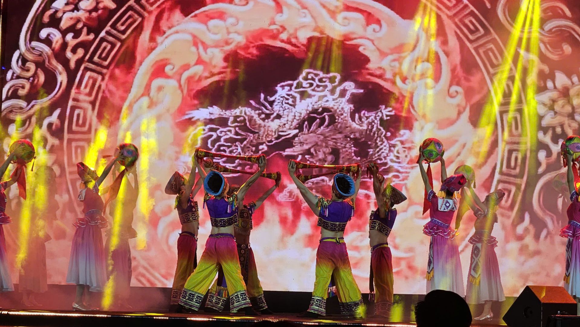 Chương tr&igrave;nh nghệ thuật mang đến kh&ocirc;ng gian giao lưu văn h&oacute;a đặc sắc, g&oacute;p phần lan tỏa th&ocirc;ng điệp hạnh ph&uacute;c, đo&agrave;n kết v&agrave; hội nhập.