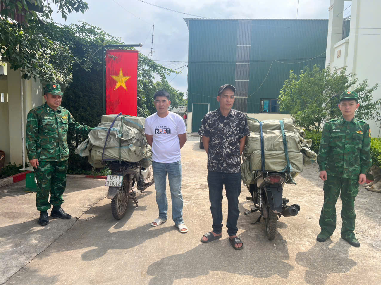 Bắt quả tang 2 đối tượng vận chuyển 140kg thực phẩm 'ba kh&ocirc;ng' tại bi&ecirc;n giới Chi Ma.