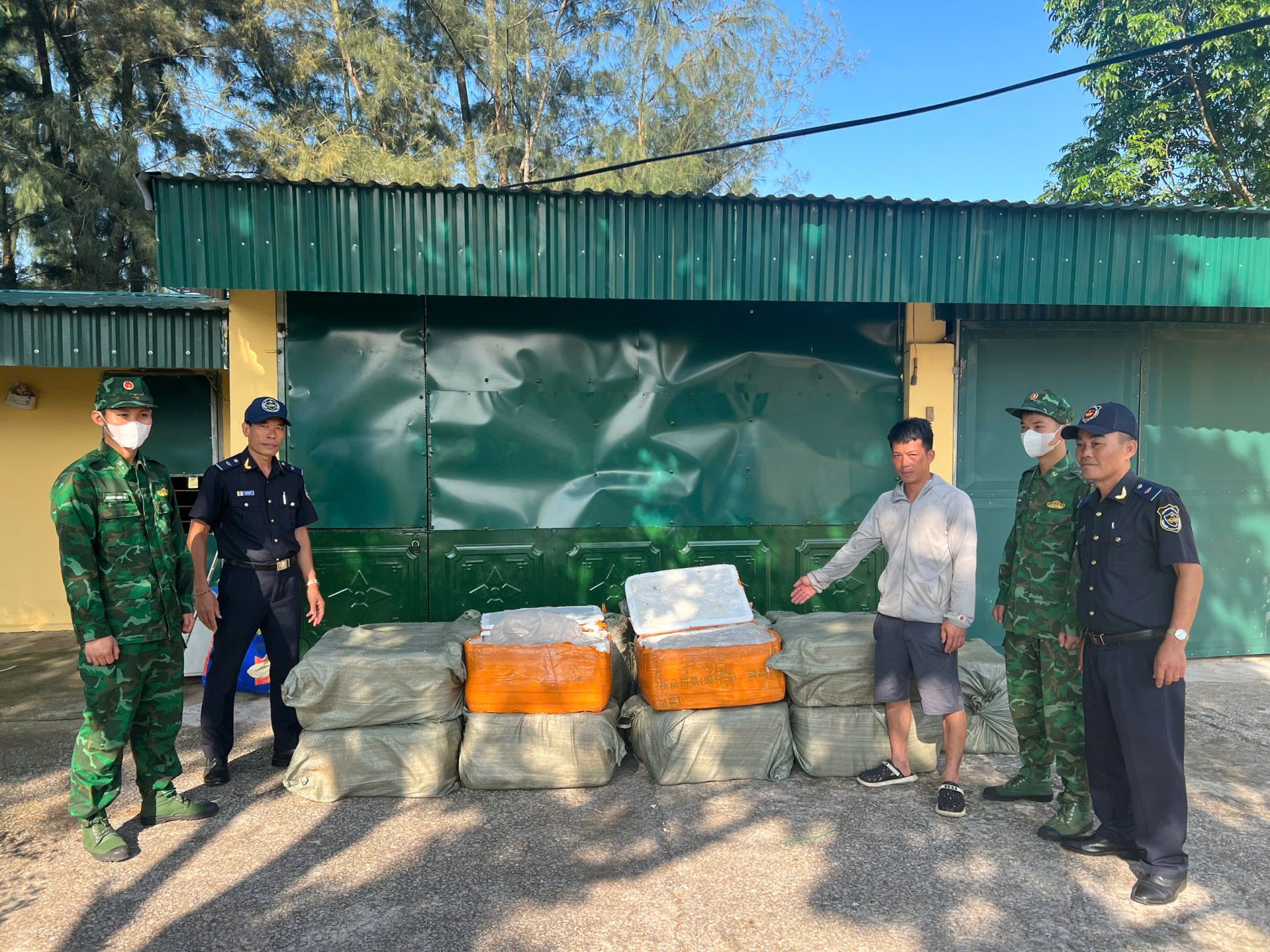 Nầm lợn đông lạnh nhập lậu len lỏi qua tuyến biển Quảng Ninh