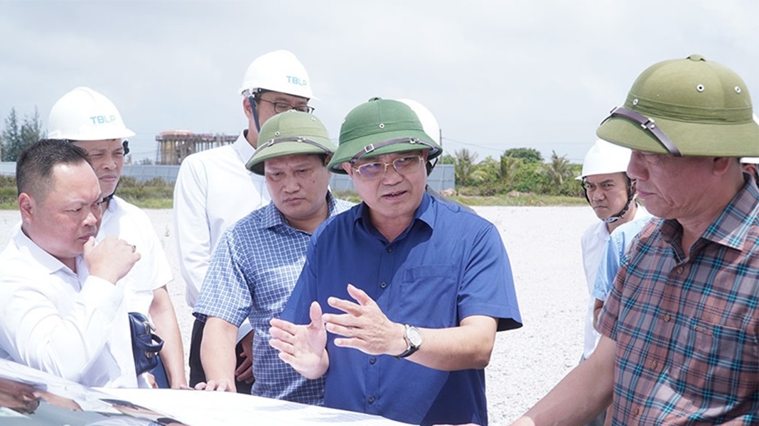 h&oacute; Chủ tịch UBND tỉnh L&ecirc; Quang H&ograve;a kiểm tra tiến độ thực hiện Dự &aacute;n Nh&agrave; m&aacute;y nhiệt điện LNG Th&aacute;i B&igrave;nh tại x&atilde; Đ&ocirc;ng Th&aacute;i Ninh.