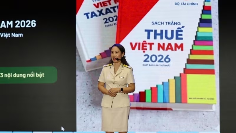 Đại diện Cục Thuế giới thiệu nội dung S&aacute;ch Trắng Thuế Việt Nam 2026.