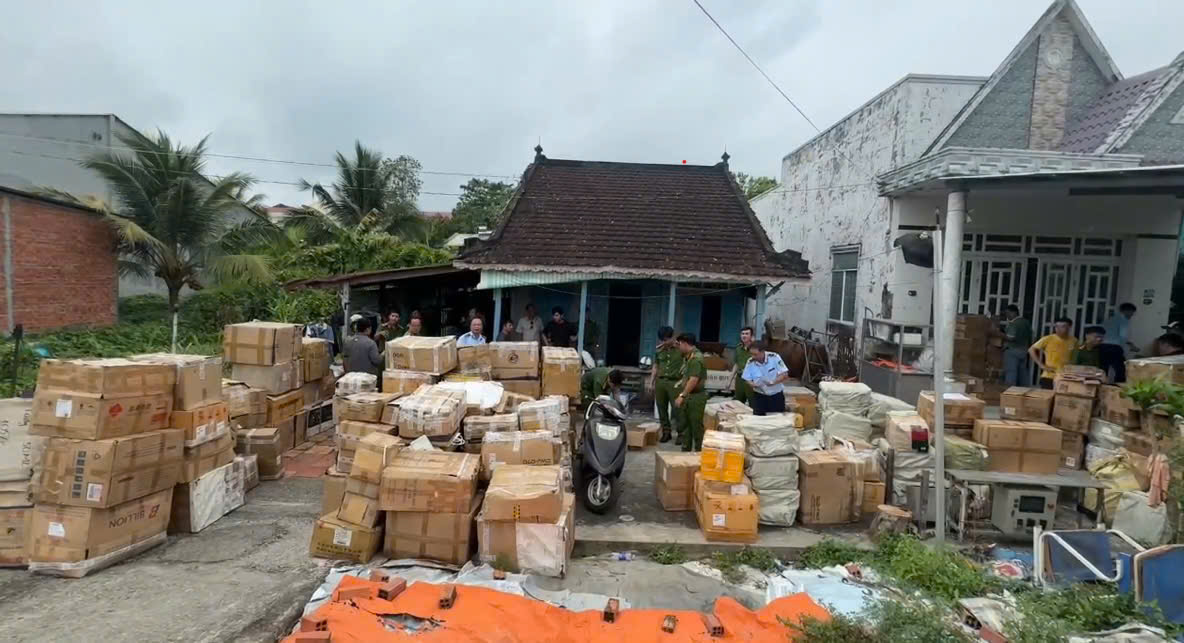 Lực lượng chức năng kh&aacute;m x&eacute;t điểm sản xuất nước hoa giả. (Ảnh: C&ocirc;ng an TP Cần Thơ)