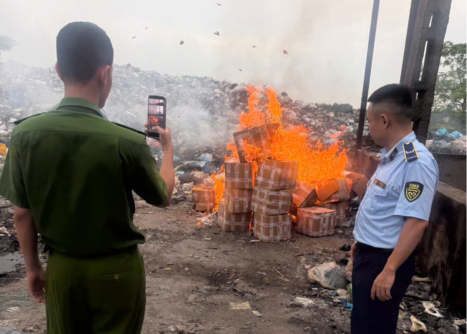 Bắc Ninh: Xử phạt cơ sở kinh doanh trái phép, buộc tiêu hủy 163 kg hạt mix không rõ nguồn gốc