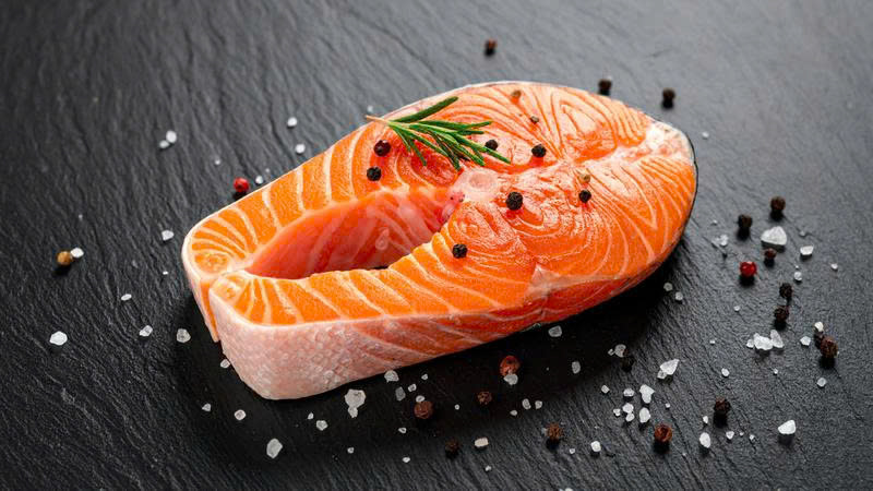 C&aacute; b&eacute;o kết hợp c&ugrave;ng ti&ecirc;u đen c&oacute; thể hỗ trợ tăng hiệu quả chống vi&ecirc;m v&agrave; gi&uacute;p cơ thể hấp thu dưỡng chất tốt hơn