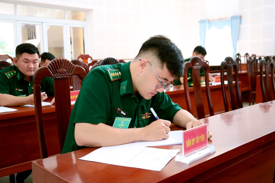 C&aacute;c th&iacute; sinh tham gia phần thi kiến thức