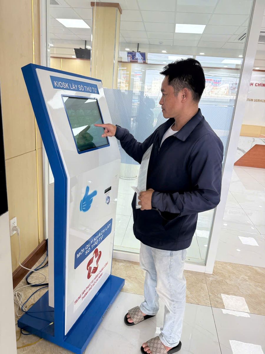 Người d&acirc;n lấy số tự động tại Trung t&acirc;m Phục vụ h&agrave;nh ch&iacute;nh c&ocirc;ng TP.HCM