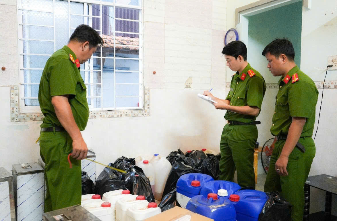 Lực lượng c&ocirc;ng an kh&aacute;m x&eacute;t, kiểm đếm số tang vật. (Ảnh: C&ocirc;ng an TP Cần Thơ)