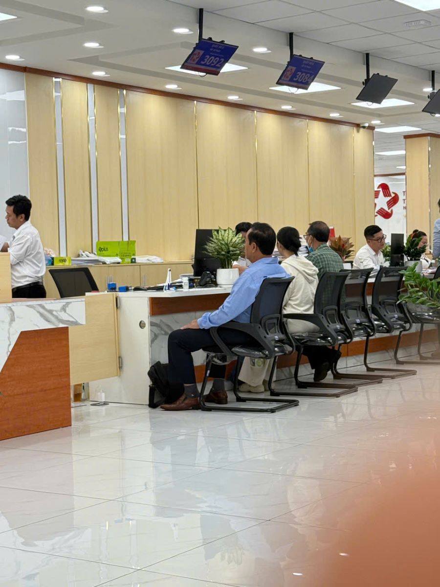 Người d&acirc;n l&agrave;m thủ tục h&agrave;nh ch&iacute;nh tại Trung t&acirc;m Phục vụ h&agrave;nh ch&iacute;nh c&ocirc;ng TP.HCM