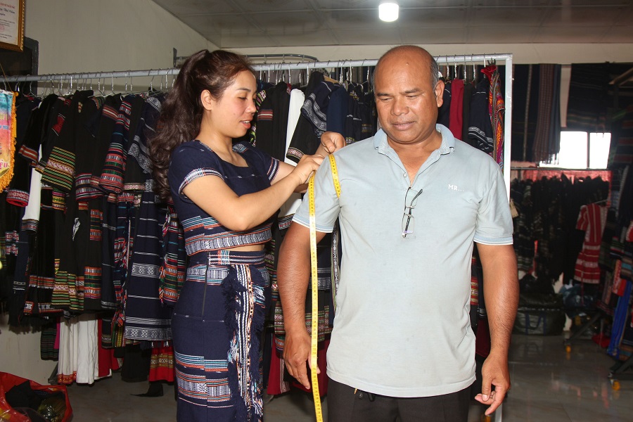 Anh K&rsquo; Tuy&ecirc;n đến ng&ocirc;i nh&agrave; nhỏ để được thiết kế &aacute;o veston thổ cẩm &ldquo;t&acirc;n thời&rdquo;