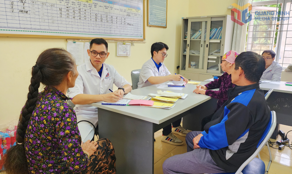 B&aacute;c sĩ Bệnh viện Đa khoa tỉnh tư vấn, kh&aacute;m bệnh cho người d&acirc;n trong chương tr&igrave;nh kh&aacute;m bệnh lưu động tại x&atilde; Quảng Đức
