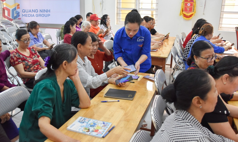 Đo&agrave;n vi&ecirc;n thanh ni&ecirc;n phường V&agrave;ng Danh hướng dẫn người d&acirc;n tham gia lớp tập huấn kỹ năng số